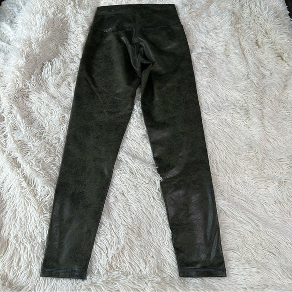 Offline by Aerie Crackle Leggings Size Small Short - Picture 7 of 11